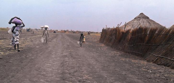 Los desplazados se ven obligados a huir de Kodok hacia Aburoc por culpa de los combates. ©MSF