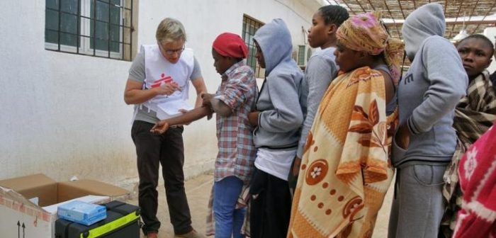 El doctor Trankred Stoebe atiende a mujeres nigerianas del centro de detención entre Misrata y Trípoli. ©MSF