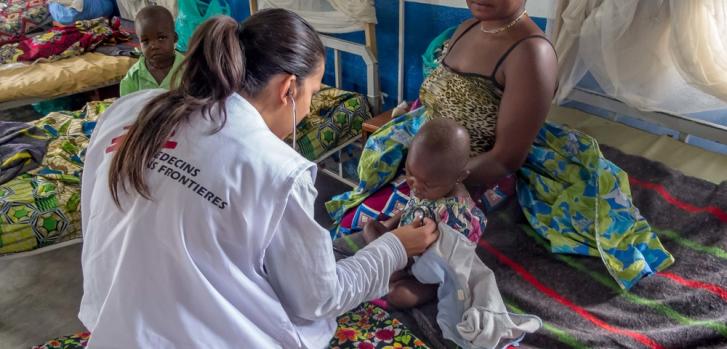 La doctora María Laura Chacón examinando a unos niños en el hospital general de República Democrática del Congo.Thibaud Eude/MSF
