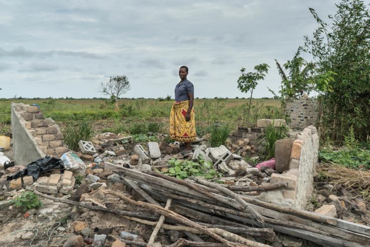 Mujer con casa destruida por el ciclón en Mozambique