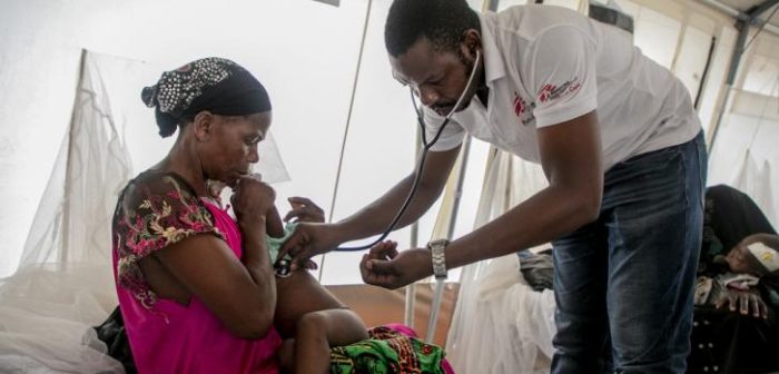 El médico Robert de MSF revisa los latidos del corazón de uno de los niños hospitalizados en el centro de tratamiento de sarampión en Mayi-Munene.Pablo Garrigos/MSF