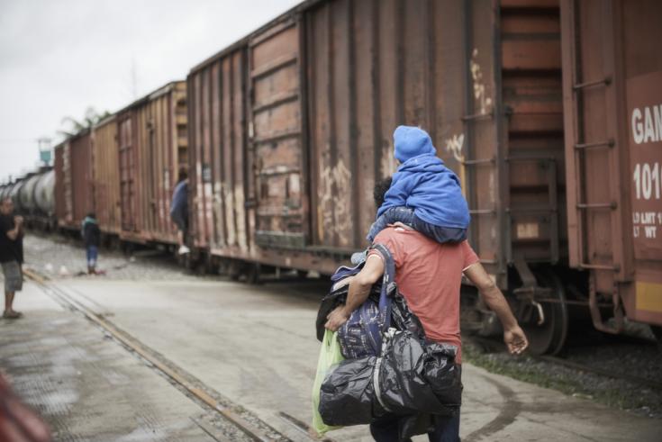 Padre y niño migrantes en México