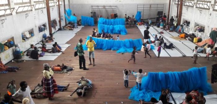 Este es uno de los numerosos centros de tránsito de Beira (Mozambique) donde se refugiaron algunos de los supervivientes. Médicos Sin Fronteras (MSF) dirige clínicas móviles a algunos de estos centros para brindar atención primaria de salud a las familias.MSF