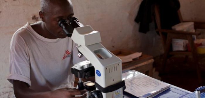 Un promotor de salud toma una muestra de sangre a una mujer en Mboki, en República Centroafricana, como parte del estudio sobre la enfermedad del sueño que llevamos a cabo en 2012. Marizilda Cruppe