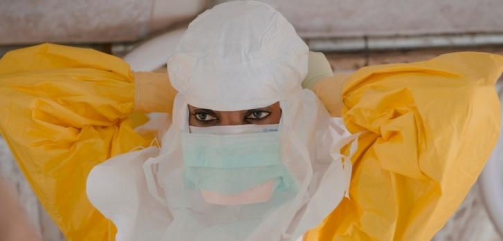 Una de nuestras trabajadoras se prepara para entrar en la zona de alto riesgo de nuestro centro de tratamiento de Ébola en Donka, Conakry (Guinea). Foto tomada en enero de 2015.Yann Libessart/MSF