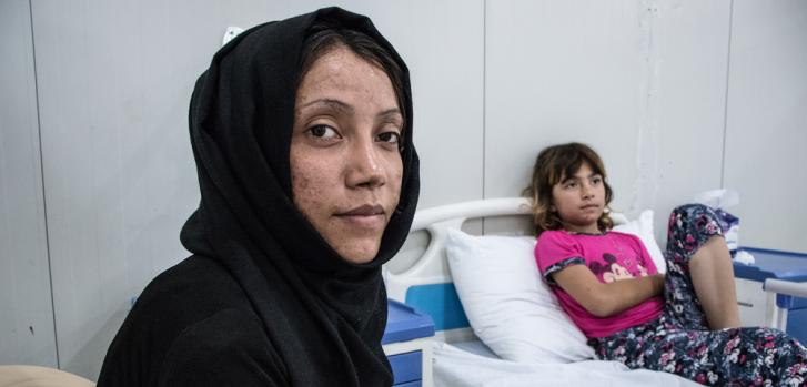Anoud junto a su hermana Bushra en la unidad de cirugía y cuidados postoperatorios de MSF en el este de Mosul.MSF/Sacha Myers