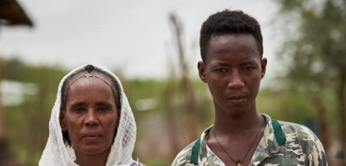 Afu, de 49 años, y su hijo Ephraim, de 17 años, en el campo de refugiados en la zona de Tigray, al norte de Etiopía.Gabriele François Casini/MSF