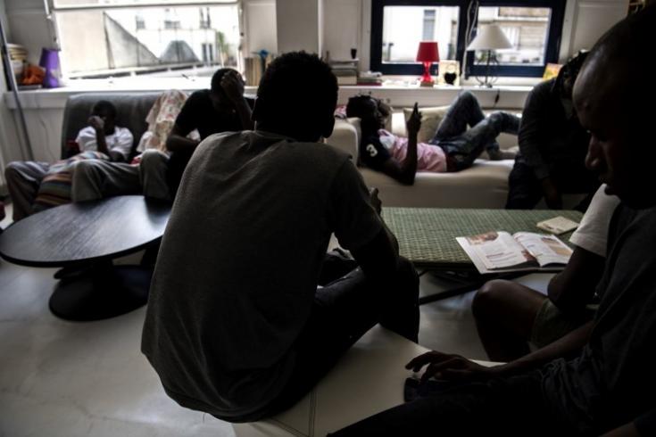 Jóvenes pasando el tiempo en un centro dirigido por Médicos Sin Fronteras para migrantes menores sin familia, en Pantin, en las afueras de París, el 3 de julio de 2018.
