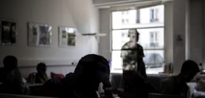 Jóvenes esperando su turno en un centro dirigido por Médicos Sin Fronteras para migrantes menores sin familia, en Pantin, a las afueras de París, el 3 de julio de 2018.
CHRISTOPHE ARCHAMBAULT/AFP