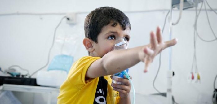 Un niño con asma que recibe oxígeno en la sala de emergencias de un hospital de MSF en Siria. El polvo había agravado su asma y llegó al hospital de MSF sin poder respirar. Era imposible para sus padres encontrar un inhalador para el asma en Siria.Robin Meldrum/MSF