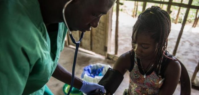 La enfermera Alex Mambu le realiza un análisis de sangre a Aminata Koroma, sobreviviente de ébola en la ciudad de Mabekoh, Sierra Leona. Noviembre 2015.Tommy Trenchard