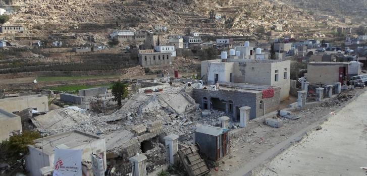El hospital Shiara, una instalación apoyada por MSF en el distrito de Razeh (norte de Yemen), fue alcanzado por un proyectil en el norte de Yemen el 10 de enero de 2016, lo que resultó en cinco muertes, ocho heridos y el colapso de varios edificios de la instalación médica.MSF