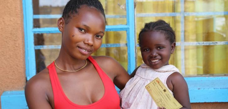 Mathilda vino a vacunarse junto a su hija Edna, de tres años, en Lusaka, capital de Zambia, durante la mayor campaña de vacunación contra el cólera realizada en la historia. ©L. Hoenig/MSF