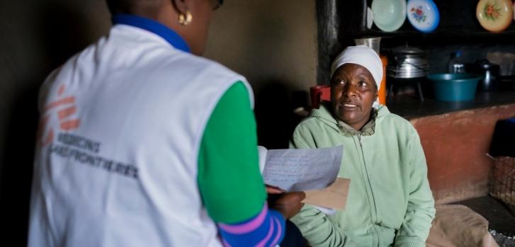 La enfermera de MSF Tendai Chigurah visita a Florence, paciente con cáncer de cuello uterino, en su casa. ©Melanie Wenger/COSMOS