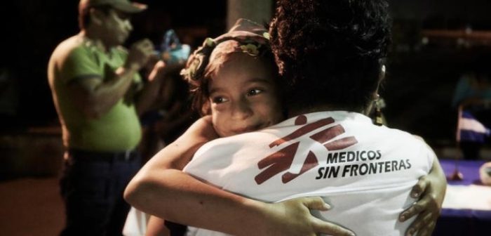 Una niña abraza a una trabajadora social de Médicos Sin Fronteras. Es una de las tantas personas que migran desde Centroamérica hacia México con intención de llegar a Estados Unidos, refugiados centromericanos. ©Christina Simons/MSF