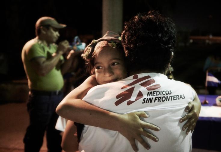 El abrazo entre una niña migrante y un trabajador de Médicos Sin Fronteras en México.