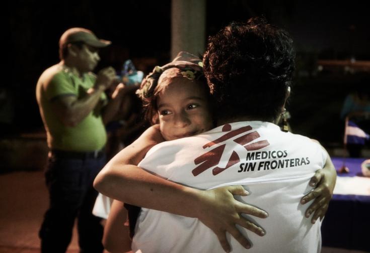 El abrazo entre una niña migrante y un trabajador de Médicos Sin Fronteras en México. El abrazo entre una niña migrante y un trabajador de Médicos Sin Fronteras en México.