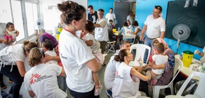 Varios de nuestros compañeros, durante una campaña de vacunación masiva dirigida a niños de entre 6 semanas y 15 años en Atenas (Grecia).Pierre-Yves Bernard/MSF
