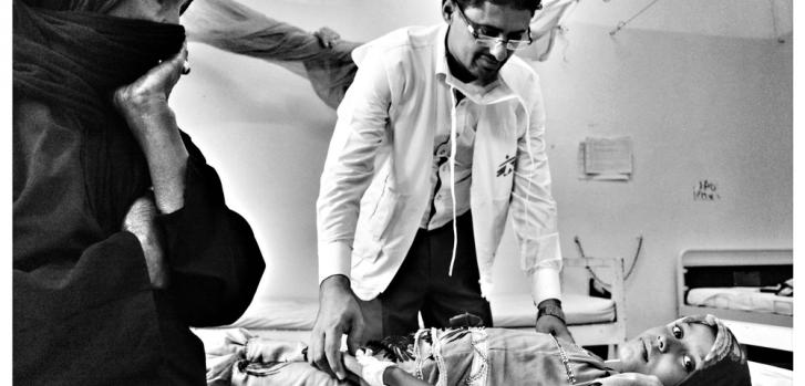 Mansour Al-Ezzi está revisando a Ghalia Qaboos, a quien se le diagnostica Kala Azar en un hospital en Abs. 12 de junio de 2016.Mohammed Sanabani/MSF