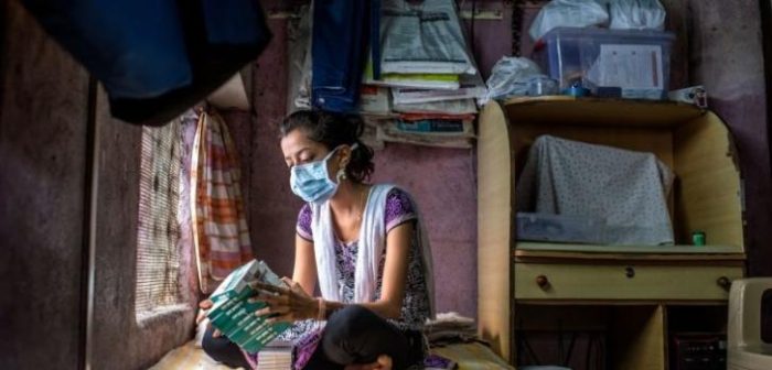 Nischaya, de 18 años, vive en Mumbai y es uno de los pocos pacientes con tuberculosis multirresistente a los medicamentos en la India con acceso a nuevos fármacos ©Atul Loke/Panos Pictures