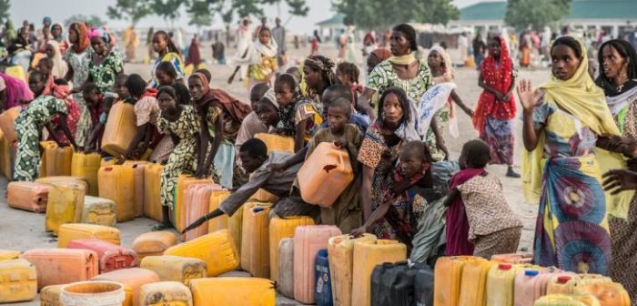 Personas desplazadas esperan para llenar sus bidones de agua en el campo de Ngala. En noviembre, los equipos de MSF proveyeron comida, artículos de primera necesidad y atención médica. ©Sylvain Cherkaoui/COSMOS