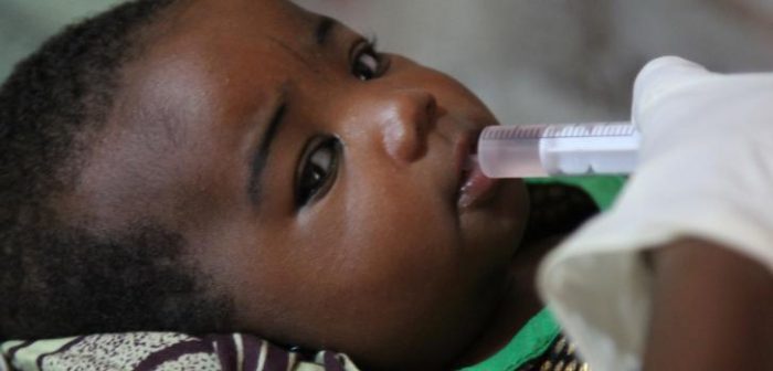 Nana Hanissa, de diez semanas, recibe su segunda dosis de la vacuna contra el rotavirus. ©Séverine Bonnet / Médecins Sans Frontières