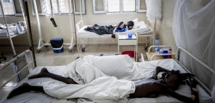 Pacientes en el hospital de MSF en Kinshasa. ©Guillaume Binet/MYOP