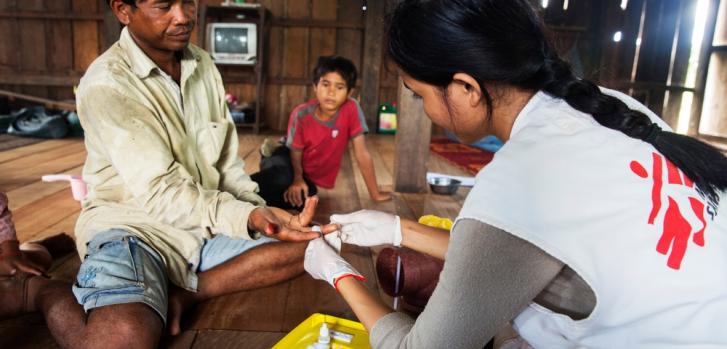 Rita, una enfermera de Médicos Sin Fronteras, realiza una prueba de malaria a un paciente en Kouk, provincia de Preah Vihear, Camboya.Tim Dirven/Panos Pictures