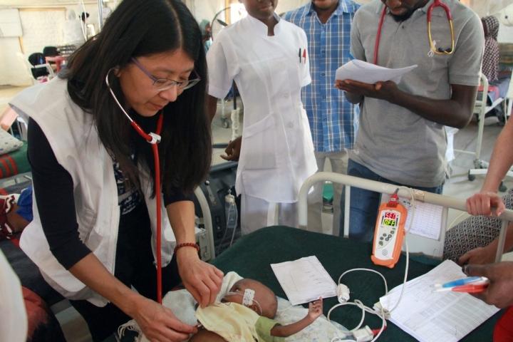 La Dra. Joanne Liu examina a un bebé en el centro de alimentación tarapéutica de Gwange. Maiduguri, Nigeria, febrero de 2017.