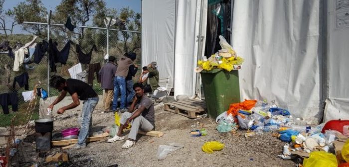 Refugiados y migrantes provenientes de Bangladesh y Pakistán, dentro del campo de refugiados Moria, Grecia. ©MSF