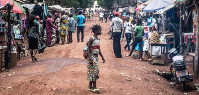 Una niña en el mercado de Bambari, mayo de 2017. Sylvain Cherkaoui/Cosmos for MSF