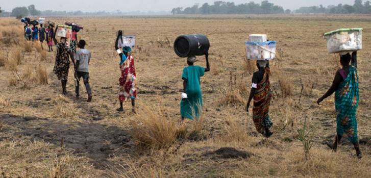 Mujeres llevando equipamiento de MSF mientras el equipo médico se traslada de un lugar a otro para volar fuera del área después de haber terminado su trabajo en varias clínicas de apoyo al aire libre, cerca de Thaker, Leer County, Sudán del Sur, 23 de marzo 2017.  Siegfried Modola