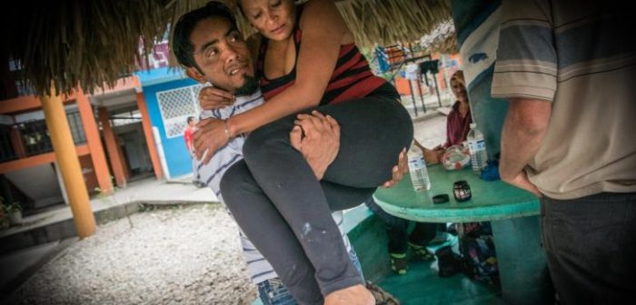 Gloria y Williams tuvieron que salir de Honduras porque las maras (pandillas) los amenazaron de muerte. Gloria tiene los pies llenos de ampollas después caminar más de 60 kilómetros por el bosque de la frontera guatemalteca. Durante la última noche fueron atacados, golpeados y robados por unos hombres armados. William la lleva en brazos a la comisaría para hacer la denuncia ©Marta Soszynska/MSF ©Marta Soszynska/MSF ©Marta Soszynska/MSF