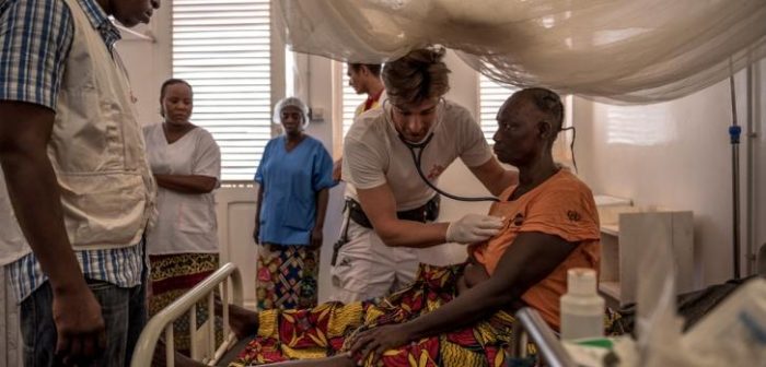 El doctor Johan Berg visita a un paciente en el hospital de Bangassou. ©Borja Ruiz Rodriguez/MSF