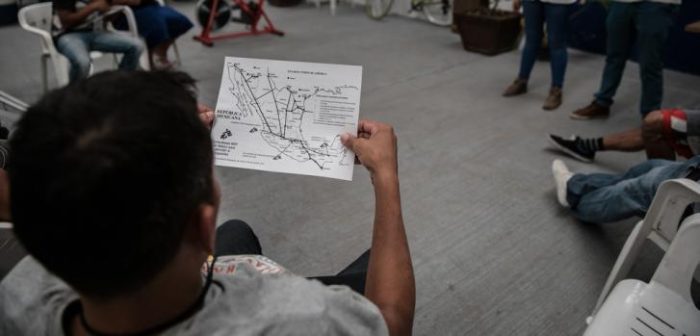 Un migrante hondureño observa el mapa de México. Muchos de los jóvenes migrantes no son conscientes de la distancia geográfica y del climatología extrema que les espera en el camino hacia la frontera estadounidense. Marzo 2017.Marta Soszynska/MSF