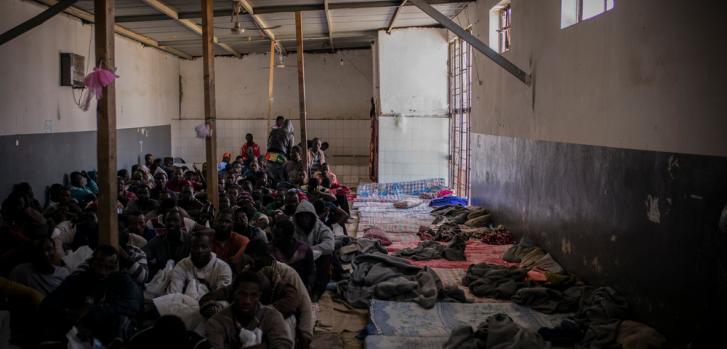 Hombres detenidos en el centro de detención en Abu Salim, Trípoli, Libia. Marzo 2017.Guillaume Binet/Myop