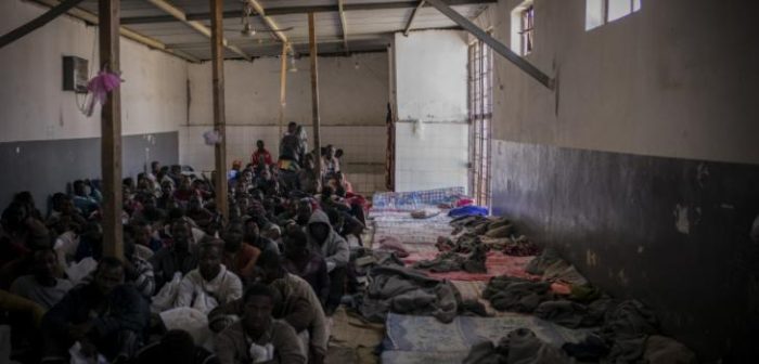 Hombres detenidos en el Centro de Detención de Abu Salim, Trípoli, Libia. ©Guillaume Binet/Myop