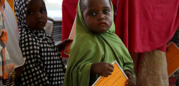 Una niña pequeña con su cartilla de vacunación de Médicos Sin Fronteras en Damaturu, estado de Yobe, Nigeria. © Igor Barbero/MSF