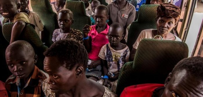 Desde diversos puntos de la frontera, los refugiados son recogidos y llevados en autobús hasta el campo de Imvepi. ©Frederic NOY/COSMOS