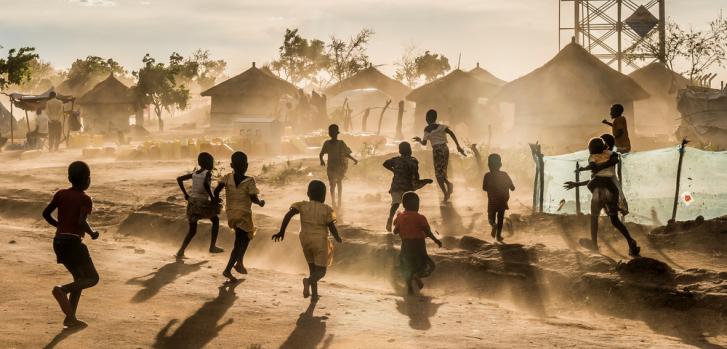 Niños sursudaneses jugando en un campo en Bidibidi, Uganda. Junio 2017.F. Noy/Cosmos