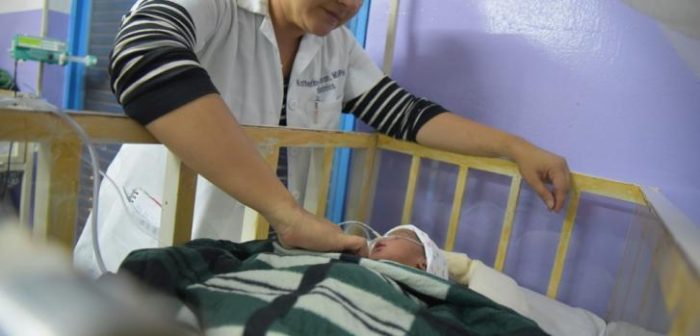 La Dra. Katherine Horan, pediatra de Médicos Sin Fronteras, examina un bebé en el departamento de neonatología. ©Jean-Christophe Nougaret/MSF