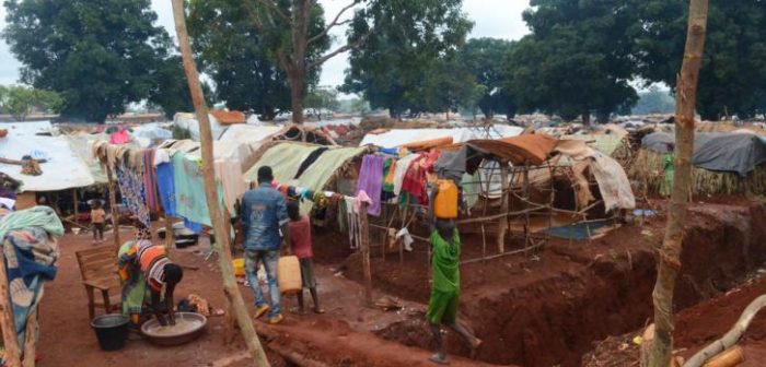 La gente se está refugiando debajo de aquello que pudieron rescatar de sus casas antes de abandonarlas; también se refugian gracias a la vegetación que fueron reuniendo en los alrededores del campamento. ©Natacha Buhler/MSF