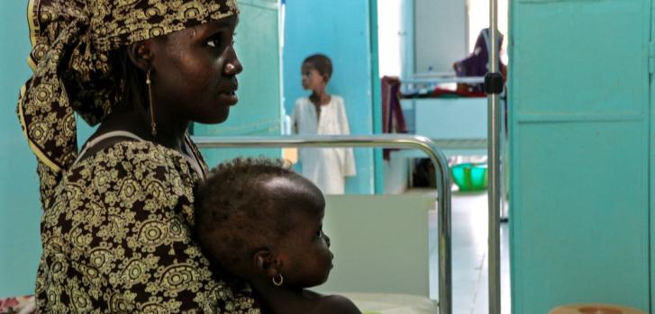 Fala Malele llega al centro materno-infantil en la ciudad de Diffa, Níger con su hija de 23 meses, Hawa kaka, que tiene hepatitis E. ©Sarah Pierre/MSF