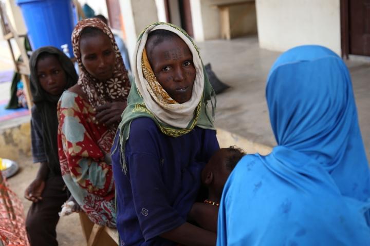 Los pacientes esperan en el centro de salud de MSF en la ciudad de Banisheikh, en el noreste de Nigeria.
