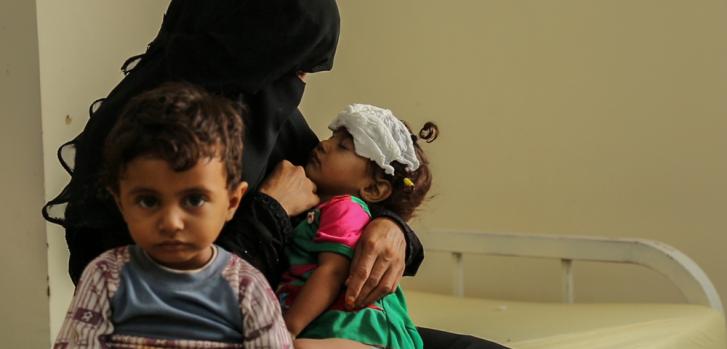 Una madre y sus dos hijos en el departamento de pedriatría del hospital de Abs, en Yemen.
