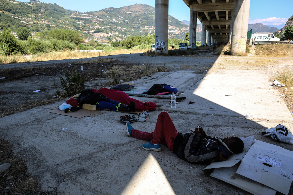 Personas provenientes de Sudán, Somalia y Etiopía están viviendo duras condiciones debajo de un puente en Ventimiglia, a la espera de poder cruzar a Francia. ©Mohammad Ghannam/MSF