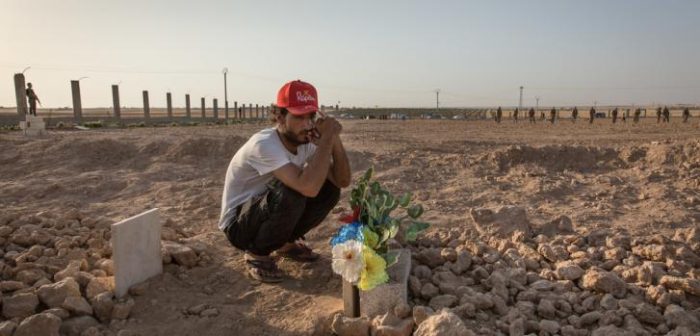 Tal Abyad: Ismael en la tumba de su amigo y primo Hout, quien murió en combate 48 hs antes de que se tomara esta foto. ©Chris Huby