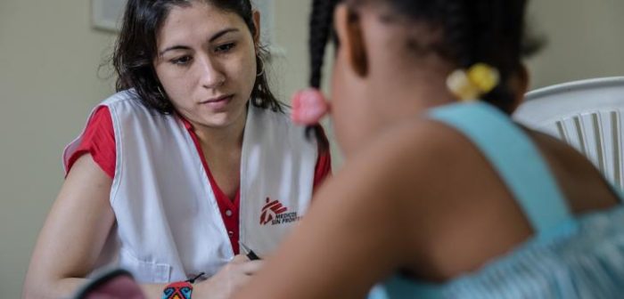Brillith Martínez es una de las psicólogas del equipo de Médicos Sin Fronteras en Buenaventura. En la foto está en sesión con una niña de 8 años, que fue derivada por su escuela como una supuesta víctima de abuso sexual. ©Marta Soszynska/MSF