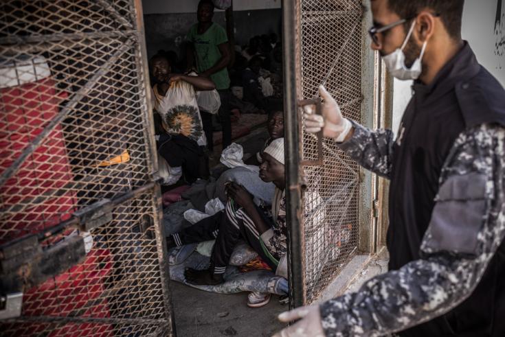 Un guardia cierra la puerta de una celda en el centro de detención en Abu Salim, en Trípoli, Libia. © Guillaume Binet/Myop