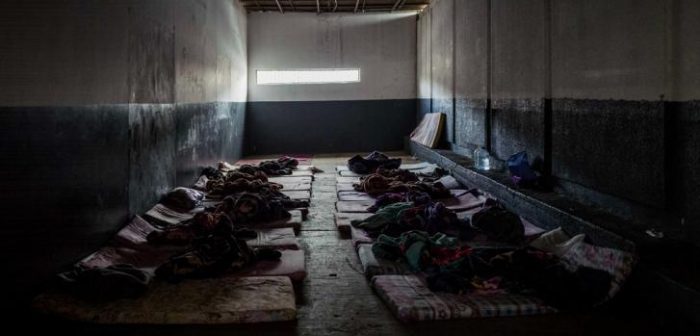 Los refugiados, migrantes y solicitantes de asilo viven en condiciones indignas en uno de los centros de detención en Trípoli, Libia. ©Guillaume Binet/Myop